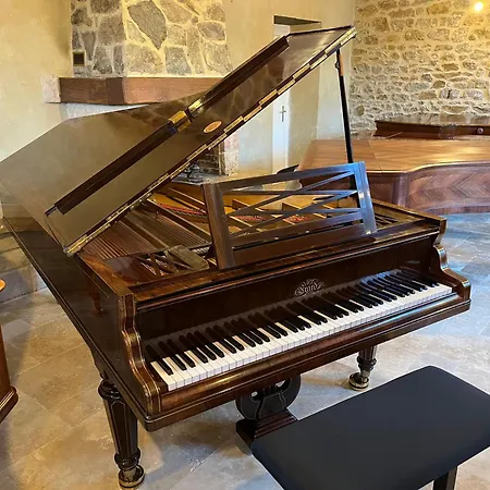 Chateau Lou Cante Perdrix La Vernarede